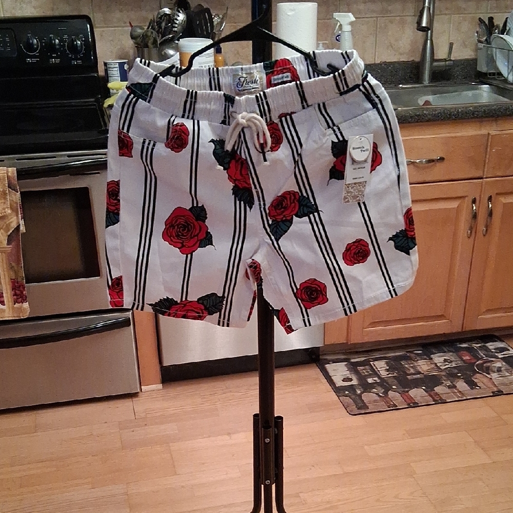 Fresh Prince Of Bel Air Women's High-Waisted Floral Shorts - White and Red